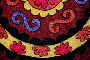 Šicím strojem vyšívaná hedvábná dekorace Suzani Taškent 220 x 68 cm | SoNo spol. s r.o.