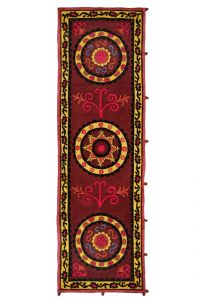 Šicím strojem vyšívaná hedvábná dekorace Suzani Taškent 220 x 68 cm
