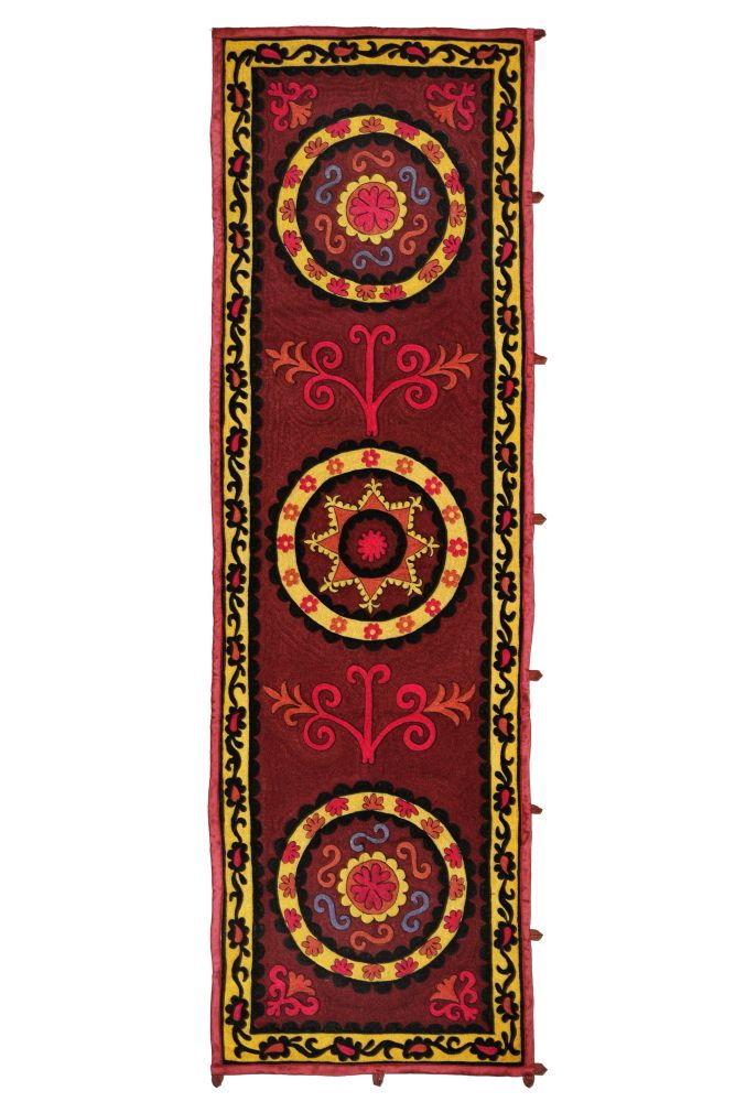 Šicím strojem vyšívaná hedvábná dekorace Suzani Taškent 220 x 68 cm | SoNo spol. s r.o.
