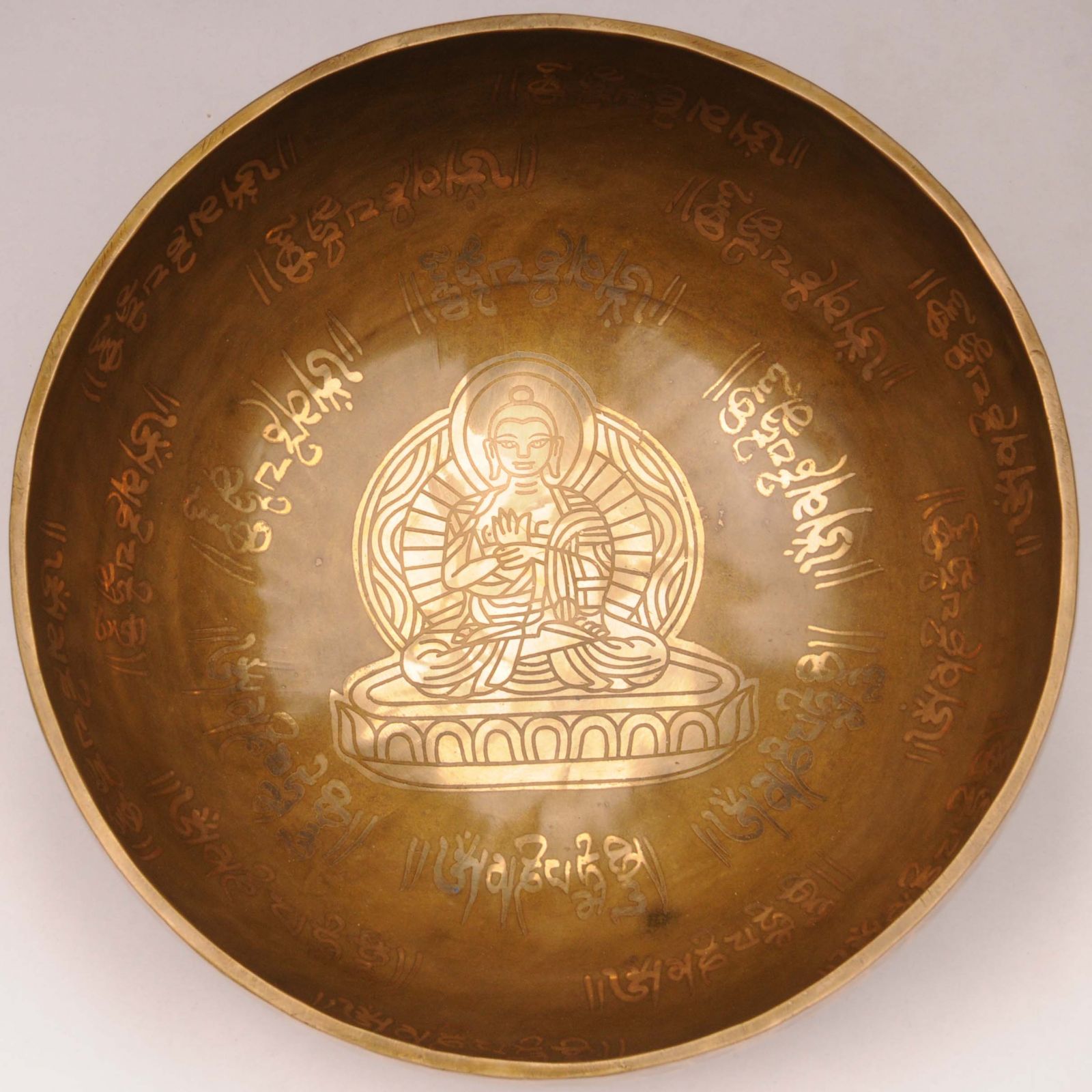 Tibetská mísa zdobená, gravírovaná 2190 g - průměr 26 cm Buddha, ručně tepaná s paličkou a podložkou | SoNo spol. s r.o.