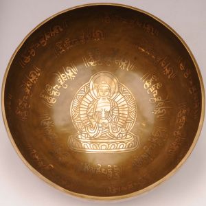 Tibetská mísa zdobená, gravírovaná 2020 g - průměr 26 cm Buddha, ručně tepaná s paličkou a podložkou | SoNo spol. s r.o.