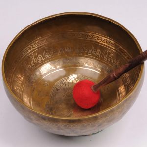 Tibetská mísa zdobená, gravírovaná 2850 g - průměr 30,5 cm Tara, ručně tepaná s paličkou a podložkou | SoNo spol. s r.o.